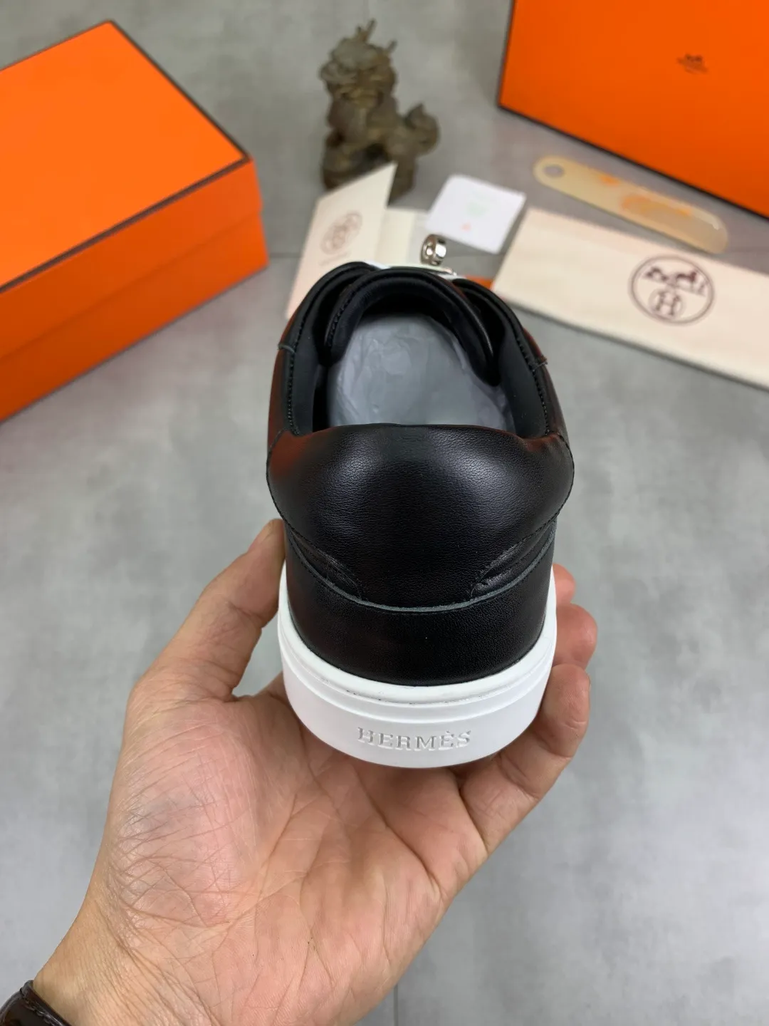 Men's men's shoes 💰P640 New Hermes top version Hermès classic couple style #𝐊𝐞𝐥𝐥𝐲 buckle casual white shoes skateboard shoes that will not conflict with shoes at all. Full of unknowns, Hermès rarely produces flat casual shoes and they are paired with classic palladium-plated Kelly shoe buckles! You'll fall in love with it at first sight. It's super versatile and can be worn with any skirt or pants. 🉑️Close your eyes and wear it. It's super noble. Fabric: Specific cowhide/canvas material. Lining: Sheepskin lining. Outsole: Original molded TPU outsole. Size: 35-45.